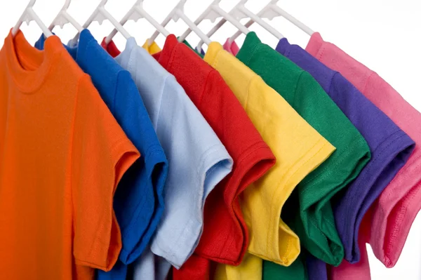 Camisetas coloridas em branco — Fotografia de Stock