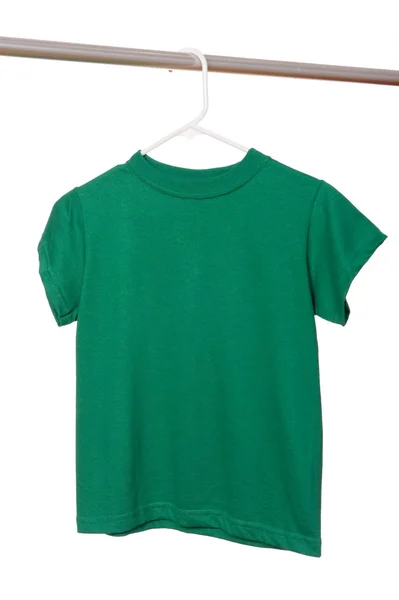 Зеленая футболка на вешалке — стоковое фото