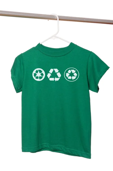 T-shirt de reciclagem verde no cabide — Fotografia de Stock