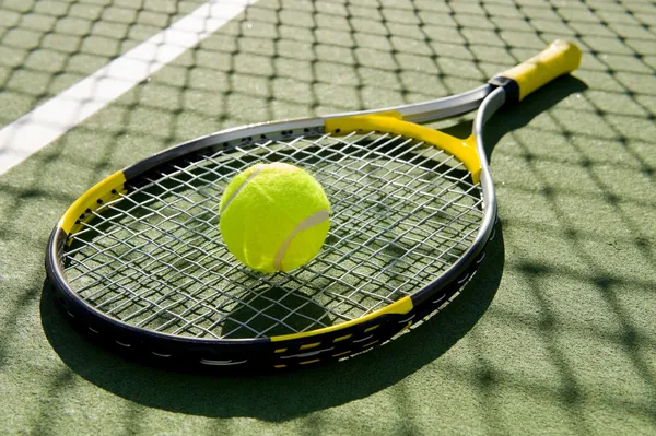 Raqueta de tenis y pelota en la cancha —  Fotos de Stock