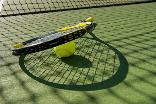 Raqueta de tenis y pelota en la cancha — Foto de Stock