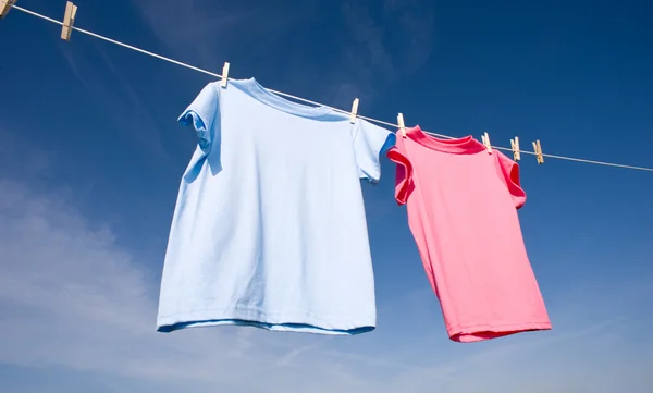 Rosa und blaue T-Shirts — Stockfoto