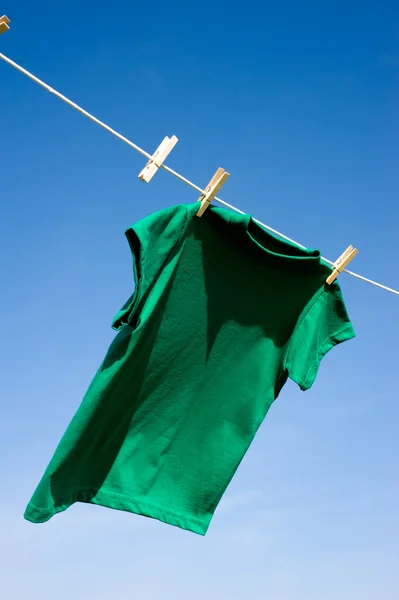 Een groene t-shirt op waslijn — Stockfoto