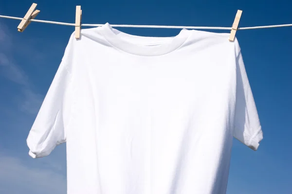Gewone wit t-shirt op een waslijn — Stockfoto