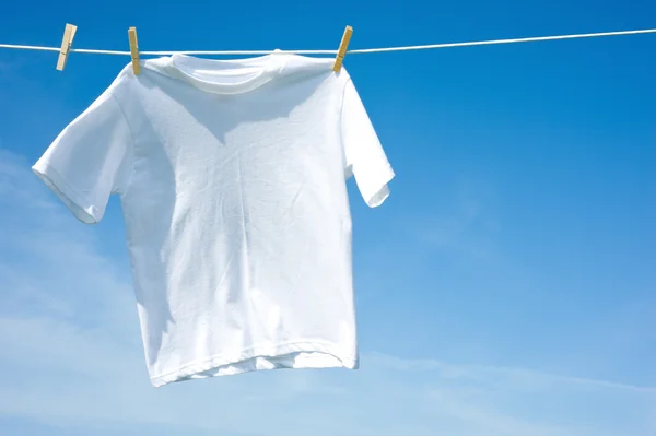 T-shirt blanc uni sur une corde à linge — Photo