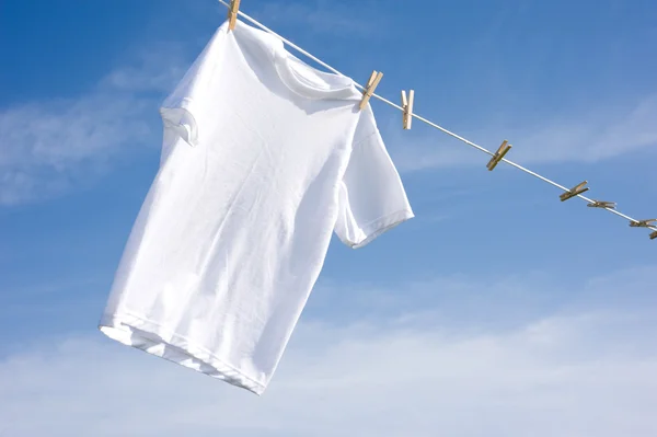 Bir clothesline üzerinde düz beyaz t-shirt — Stok fotoğraf