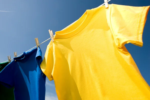 Первичные цветные футболки — стоковое фото