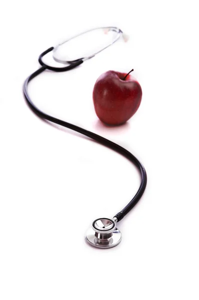 Roter Apfel und ein Stetheskop — Stockfoto