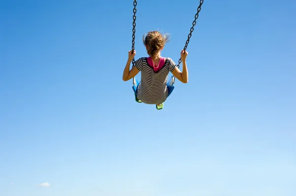 Jeune fille sur swing — Photo