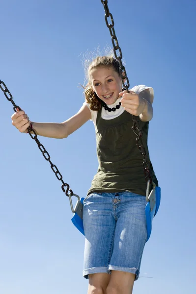 Adolescente menina no parque infantil balanço — Fotografia de Stock