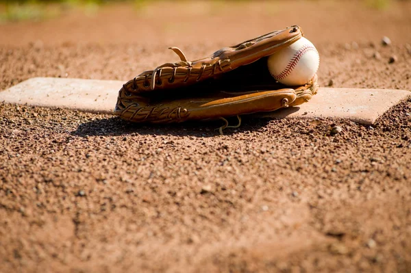 Baseballhandschuh und Ball auf dem Pitcher-Hügel — Stockfoto