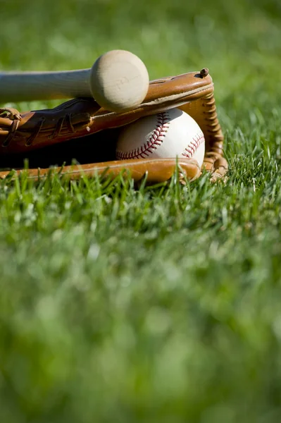 Guanto da baseball, pipistrello e palla — Foto Stock