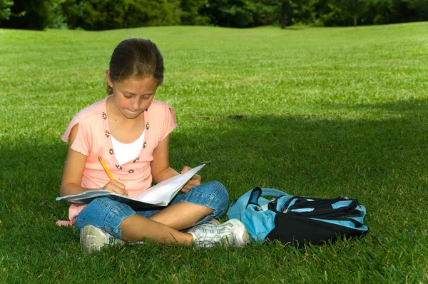 Jong meisje in het park — Stockfoto