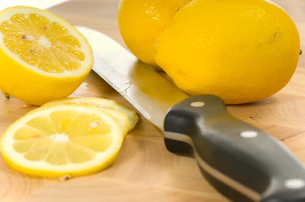 Limones y cuchillo — Foto de Stock