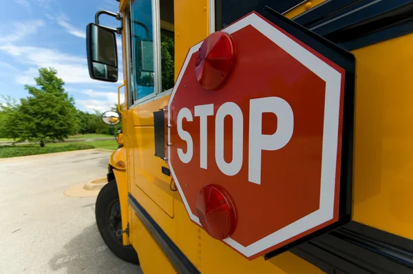Escola sinal de paragem de autocarro — Fotografia de Stock