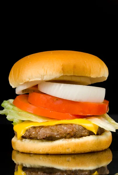 Гамбургер на черном — стоковое фото