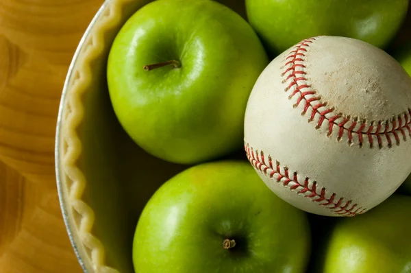 Jabłko i baseball — Zdjęcie stockowe