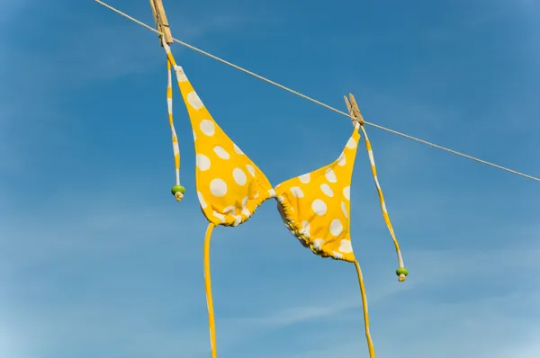 Gelber gepunkteter Bikini — Stockfoto