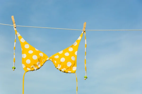 Žlutá polka dot bikini — Stock fotografie