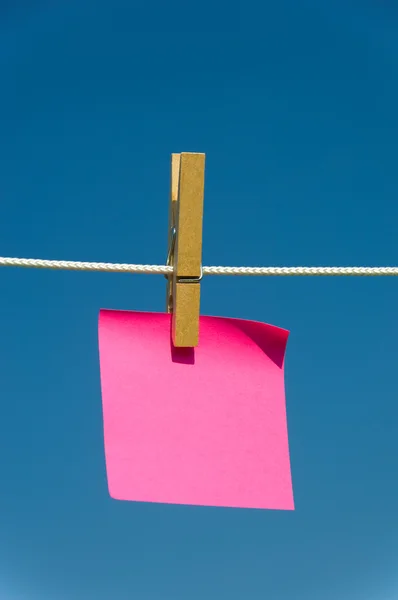 Nota su una clothesline — Foto Stock