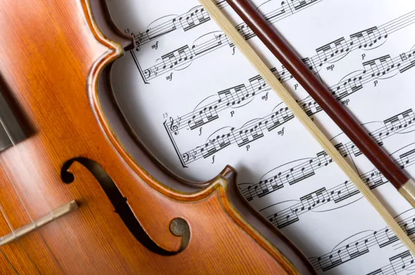 Violino e arco sulla musica — Foto Stock