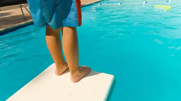 Niño nadando — Foto de Stock