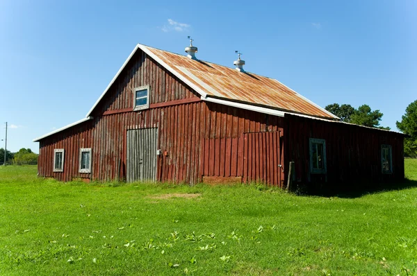 Gammal röd lada — Stockfoto