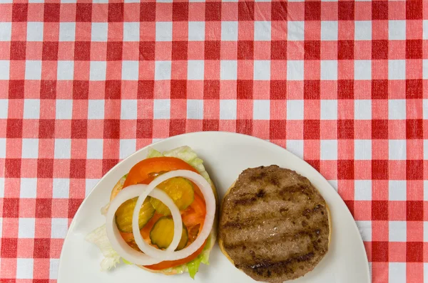 Hamburger na pikniku — Zdjęcie stockowe