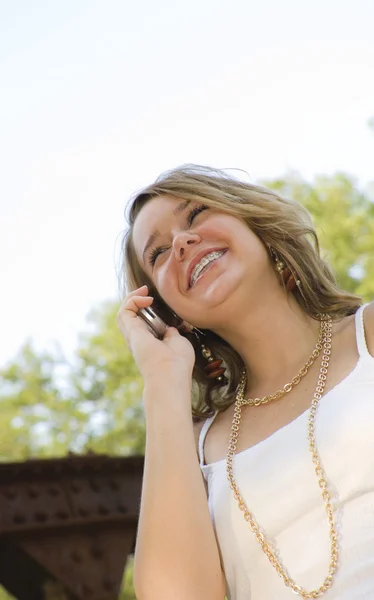 Menina muito adolescente falando no telefone móvel — Fotografia de Stock