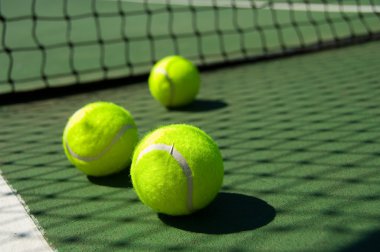 kortta tenis topları