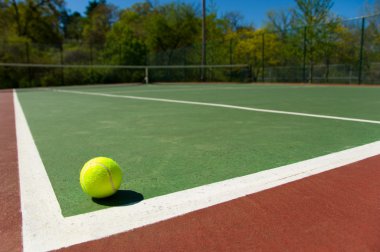 sahada tenis topu