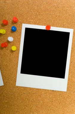 Polaroids corkboard üzerinde