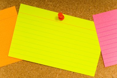 corkboard üzerinde notecard