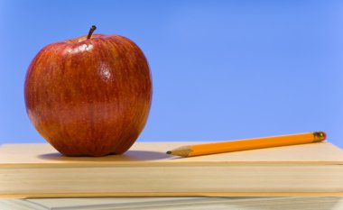 Okul kitapları ve elma