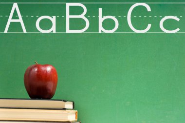 Okul kitapları ve yazı tahtası