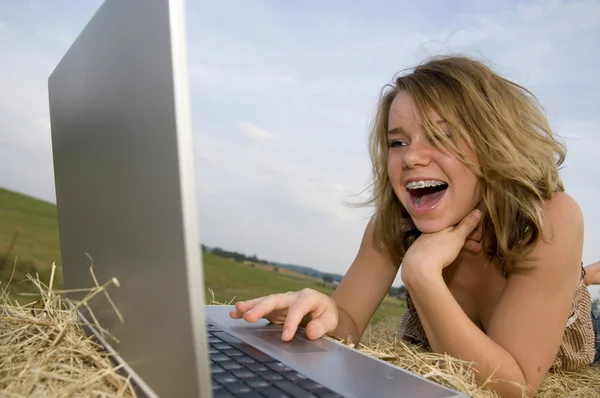 Chica bonita trabajando en el ordenador portátil — Foto de Stock