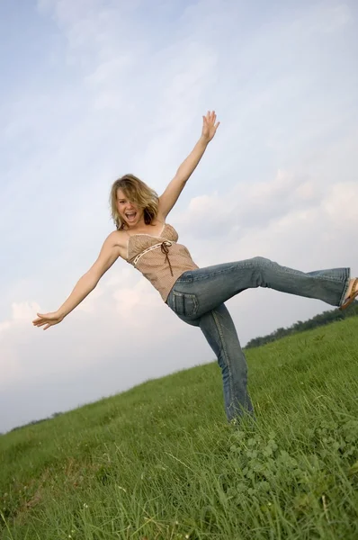 Menina bonita pulando no campo — Fotografia de Stock