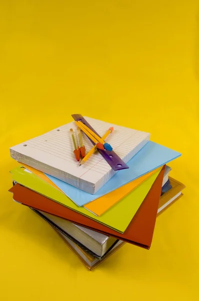 Material escolar sobre fondo amarillo —  Fotos de Stock