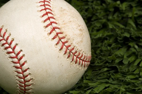 Honkbal op gras close-up — Stockfoto