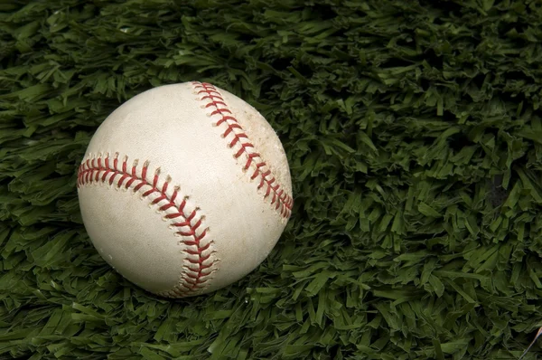 Beisebol na grama — Fotografia de Stock