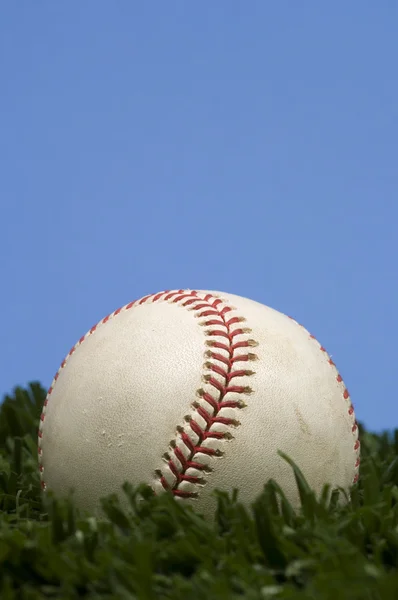 Baseball on Grass in front of blue sky — Stock Photo, Image