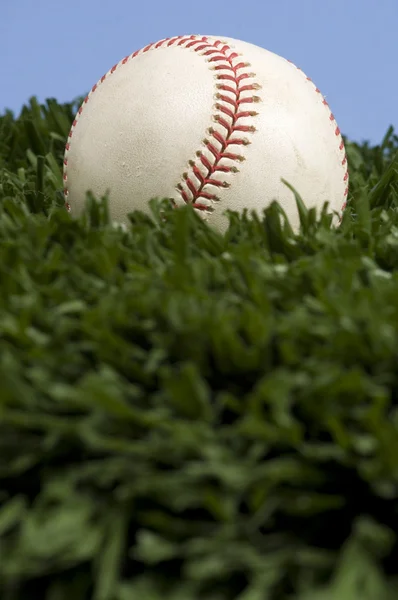 Baseball na trávě s modrou oblohou — Stock fotografie