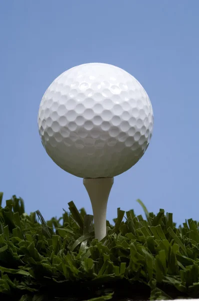 Golf ball on tee on grass — Stock Photo, Image