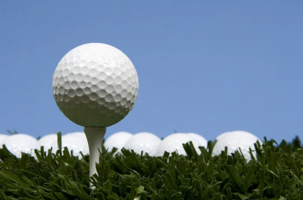 Golf ball on tee on grass — Stock Photo, Image