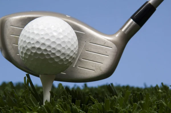 Pelota de golf en tee en la hierba con conductor —  Fotos de Stock