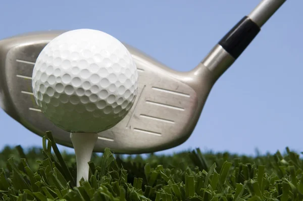 Pelota de golf en tee en la hierba con conductor —  Fotos de Stock