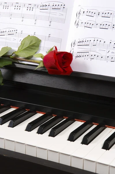 Pianoforte con Spartiti e Rosa — Foto Stock