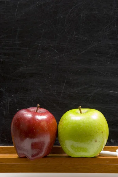 Jablka a challkboard ve škole — Stock fotografie