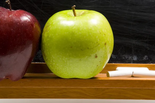 Apples and Challkboard at school - close up — Stock Photo, Image