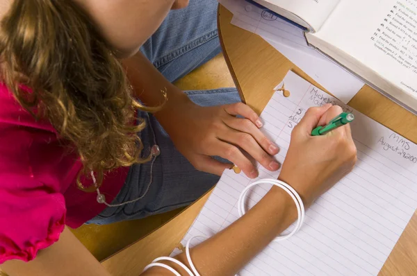 Junges Mädchen am Schreibtisch in der Schule — Stockfoto